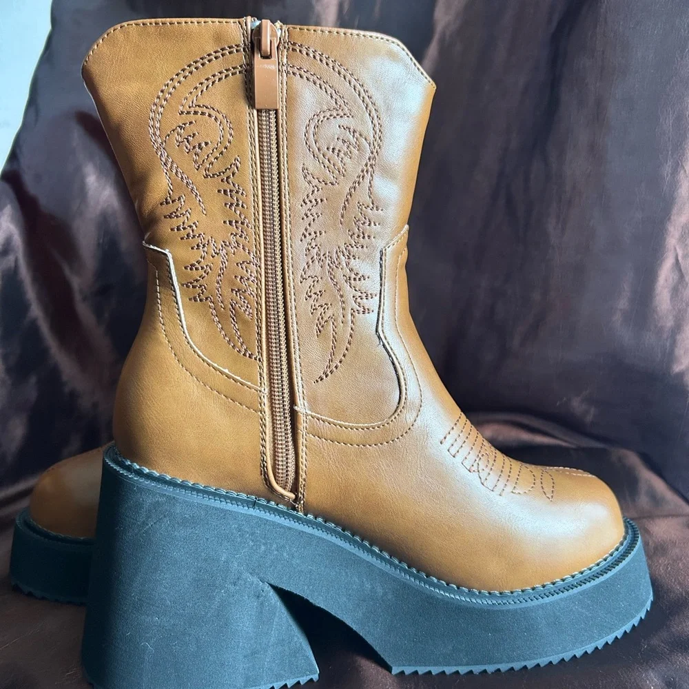 Chunky platform western boots in tan synthetic material 🤎 - Picture 2 of 10